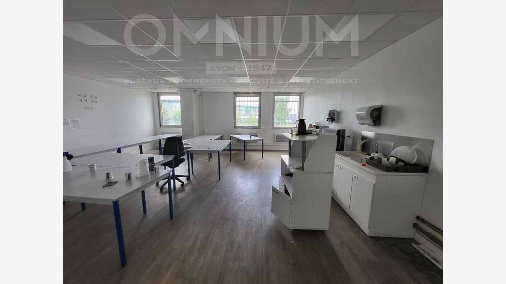 A louer lots d'entrepôt 3687m² à Vénissieux