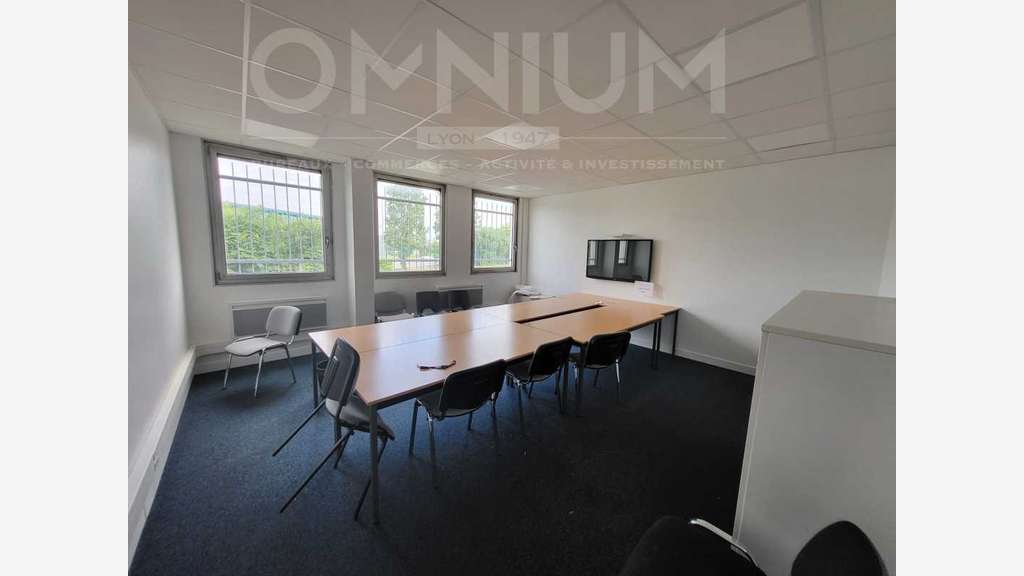 A louer lots d'entrepôt 3687m² à Vénissieux