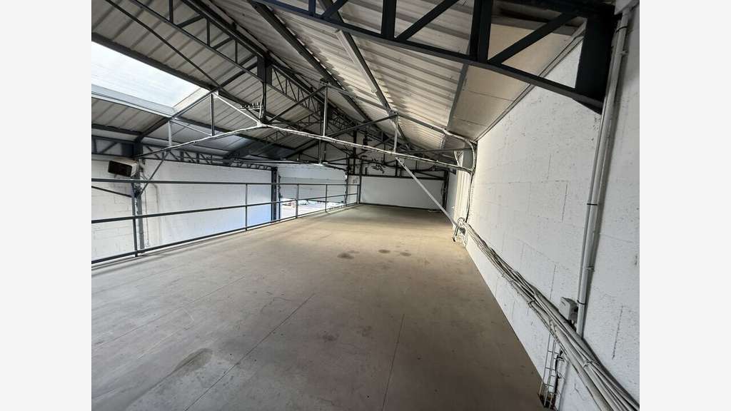 Loue local activité à partir de 170m² à Vénissieux