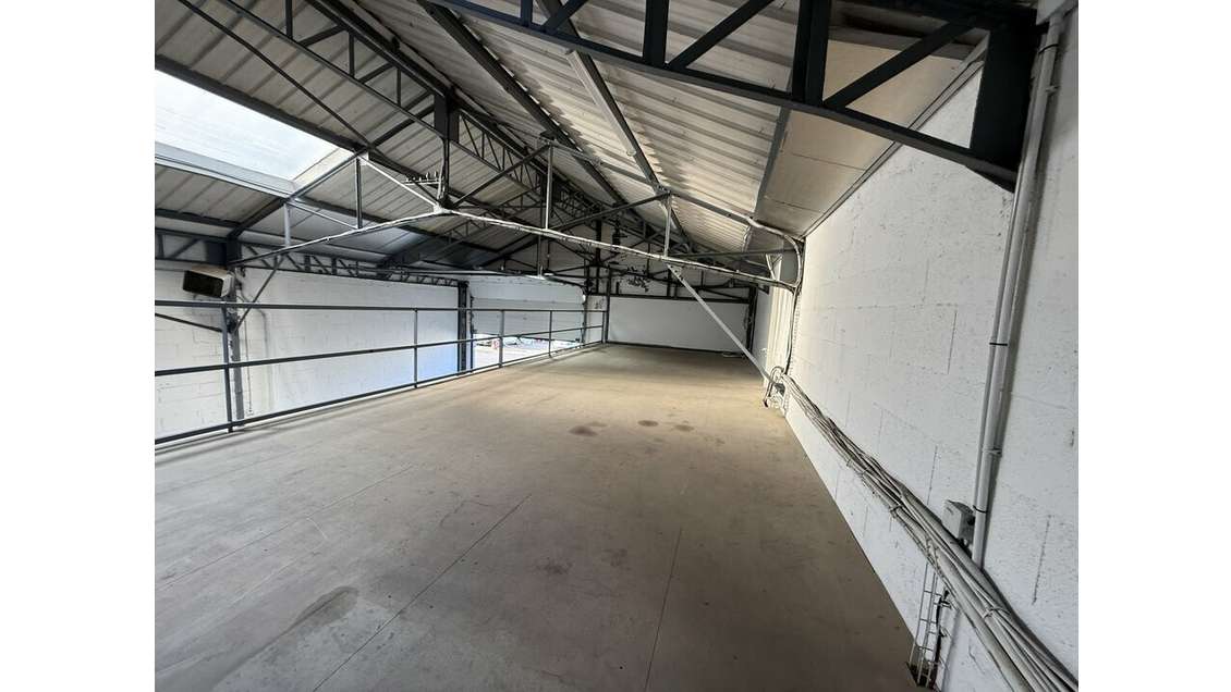 Loue local activité à partir de 170m² à Vénissieux