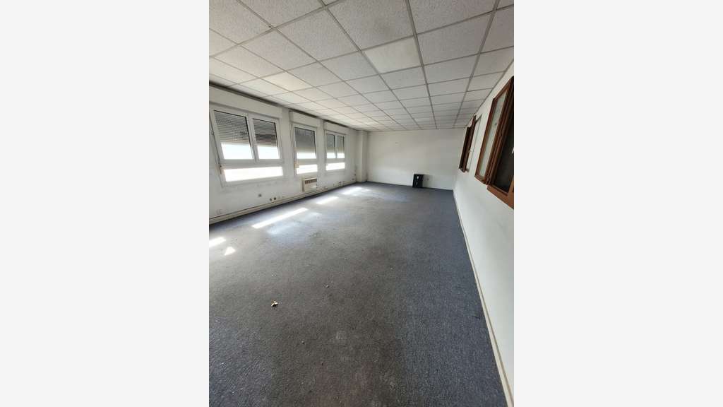 Local d'activité de 444m² à louer à Venissieux