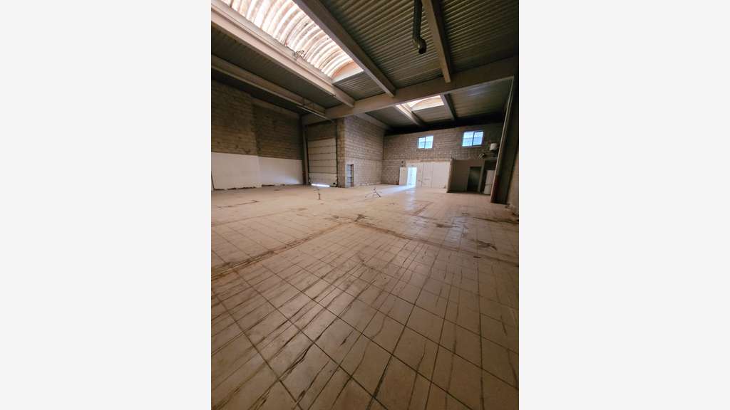 Local d'activité de 444m² à louer à Venissieux