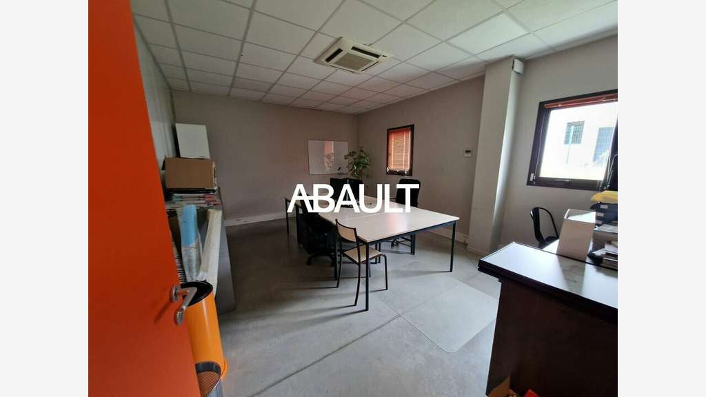 Local 990m² sur terrain 3418m² à louer à Verfeil