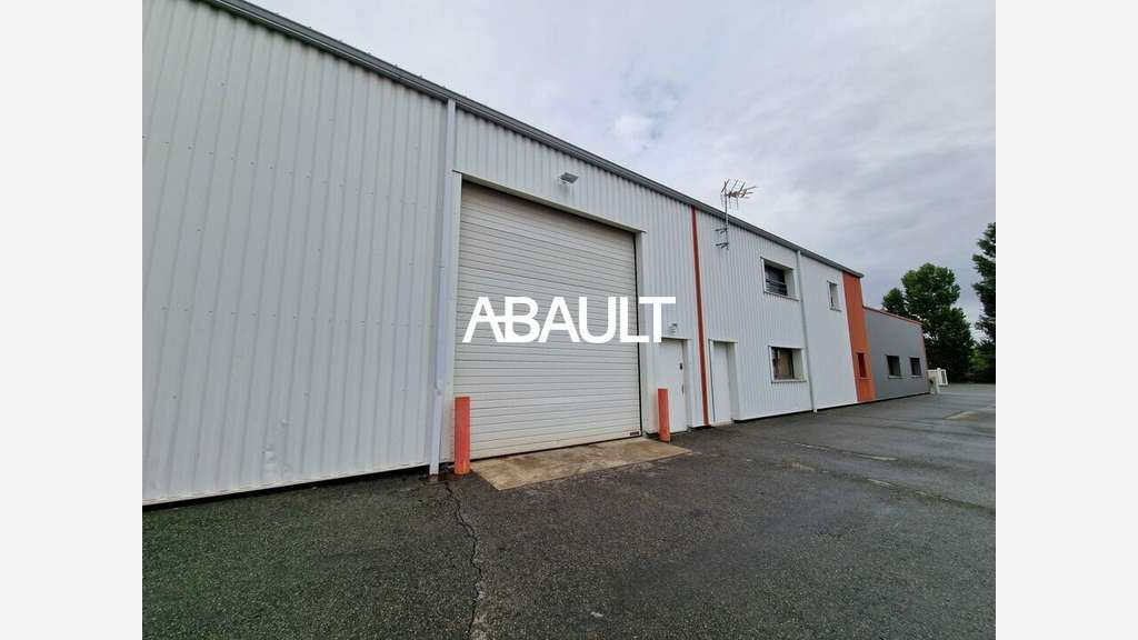 Local 990m² sur terrain 3418m² à louer à Verfeil