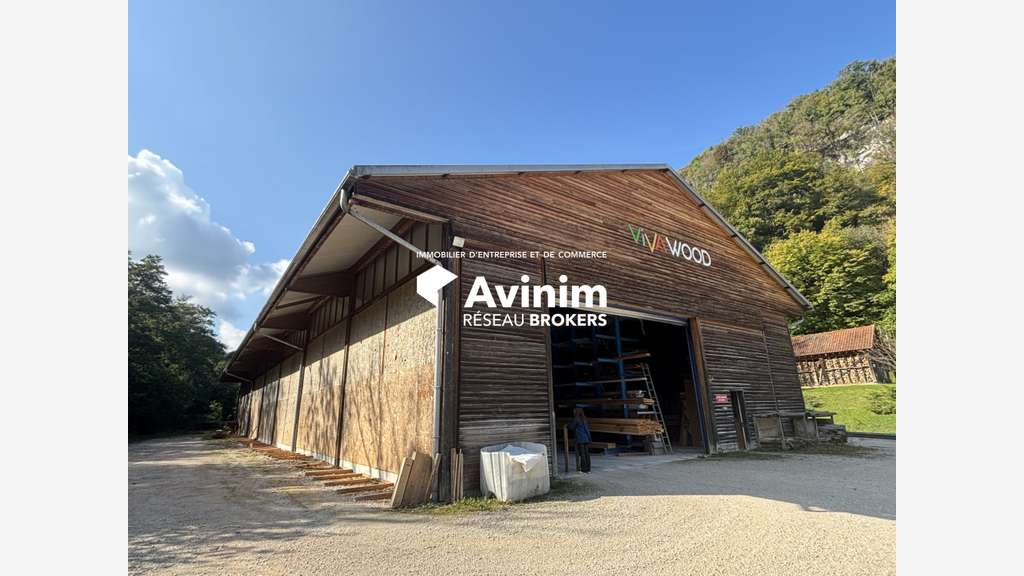 Bâtiments activités 3700m² sur 1.3ha à Vermondans
