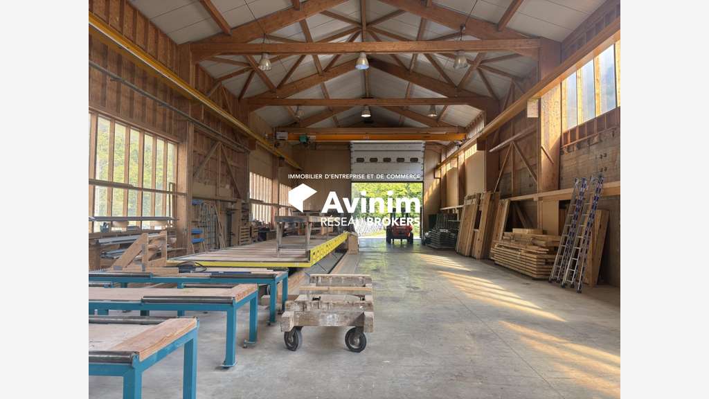 Bâtiments activités 3700m² sur 1.3ha à Vermondans