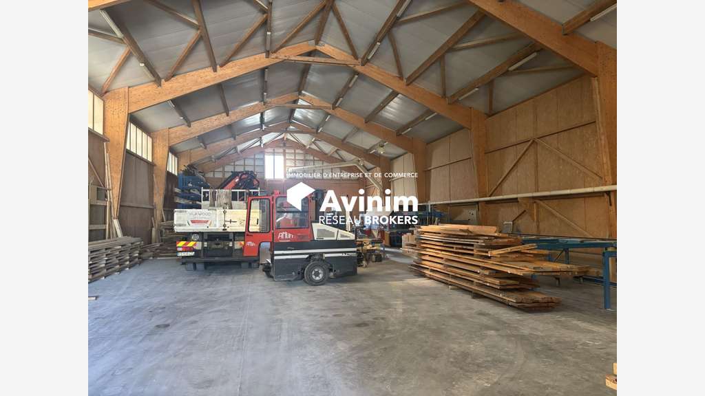 Bâtiments activités 3700m² sur 1.3ha à Vermondans