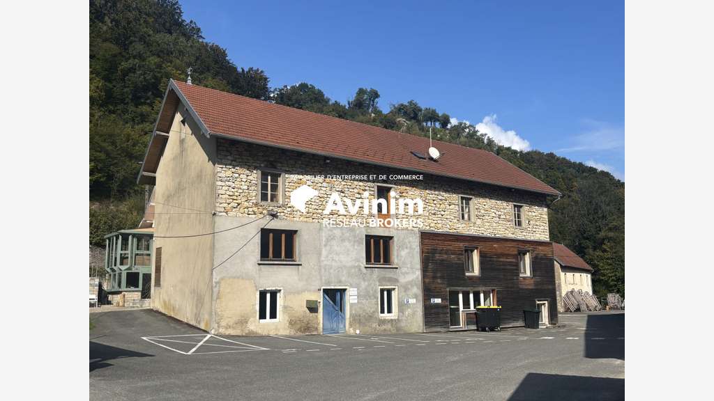 Bâtiments activités 3700m² sur 1.3ha à Vermondans