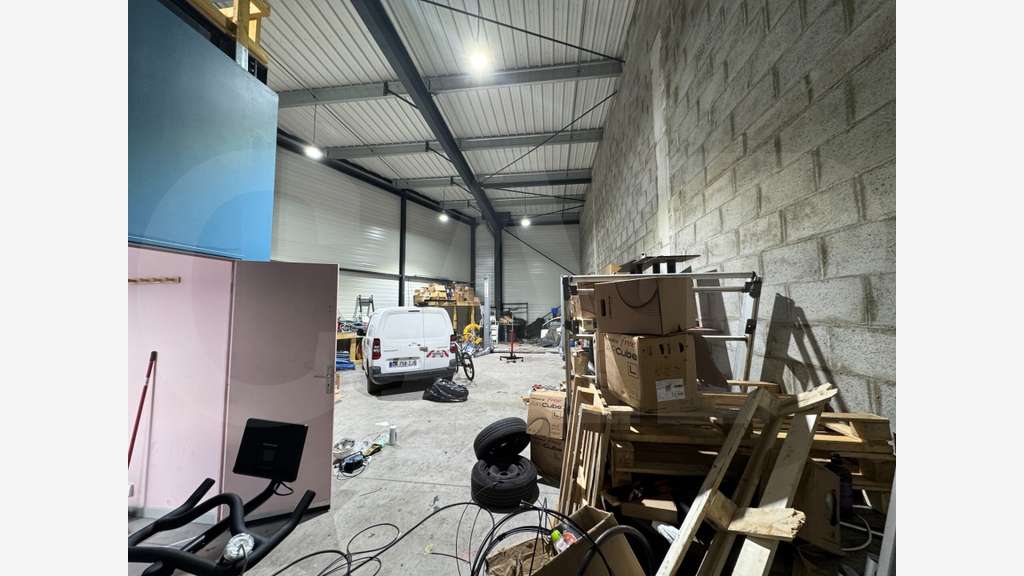 Cellule d’activité 160m² à louer à Vern-sur-Seiche