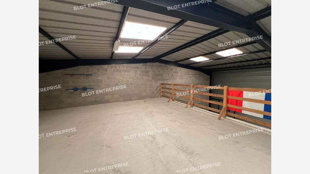 A louer local d'activités 452m² à Vern-sur-Seiche