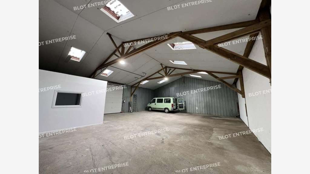 A louer local d'activités 255m² à Vern-sur-Seiche
