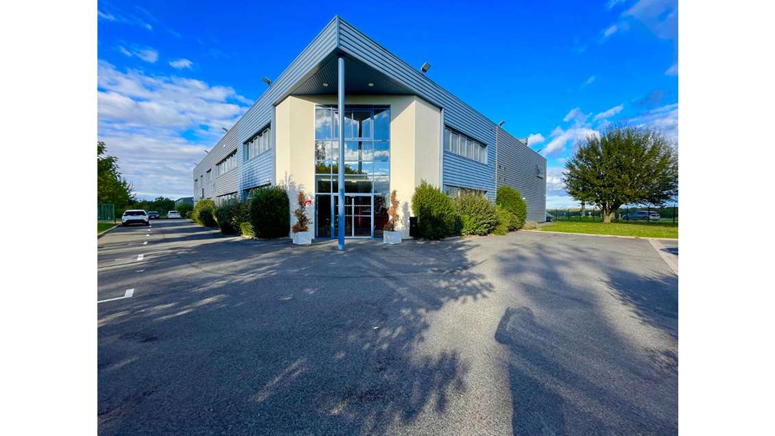 Local d'activité 205m² avec parkings Parc Alata
