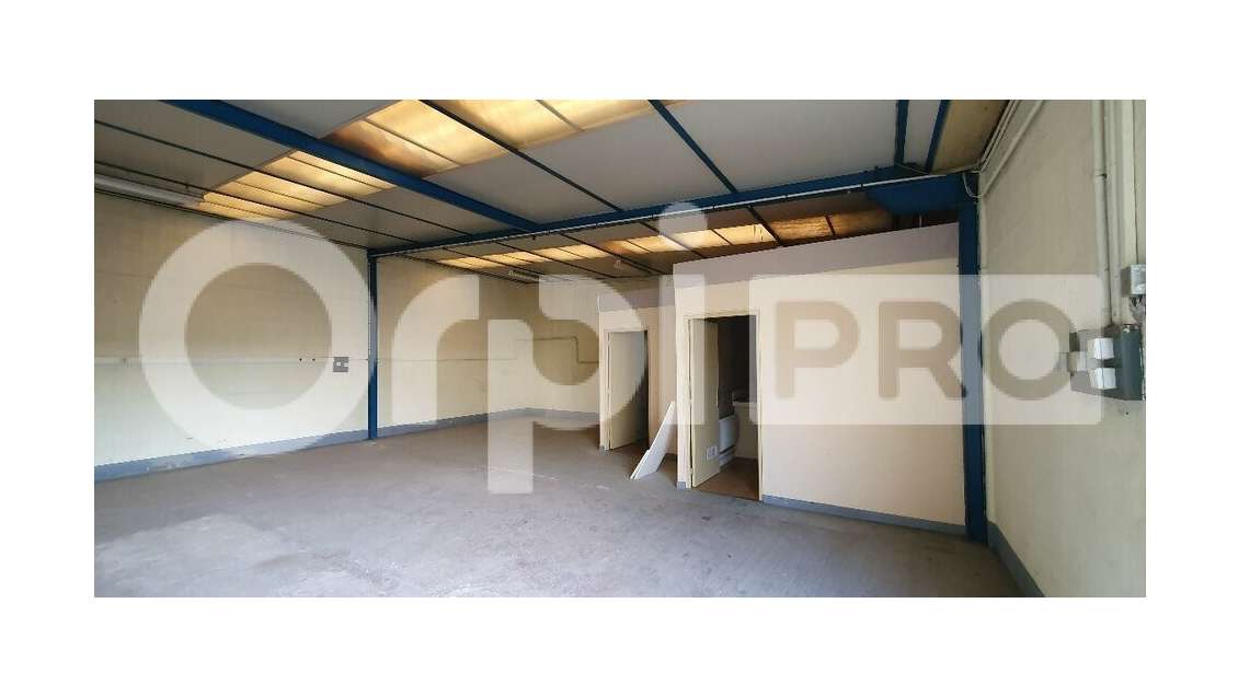 Local d'activité 100m² à louer à Verneuil-l'Étang