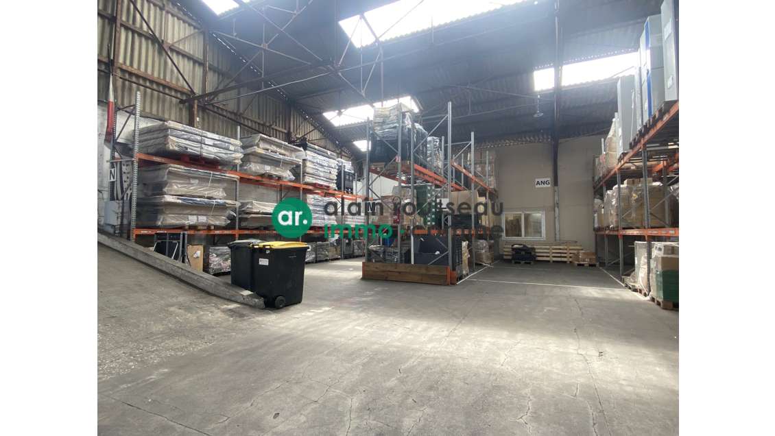 A louer entrepôt de 1650m² à Saint Sylvain d'Anjou