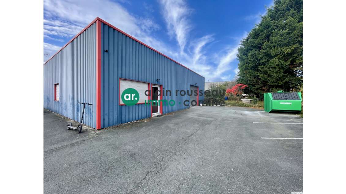 A LOUER - 200 M² LOCAL ACTIVITE - SAINT SYLVAIN D'