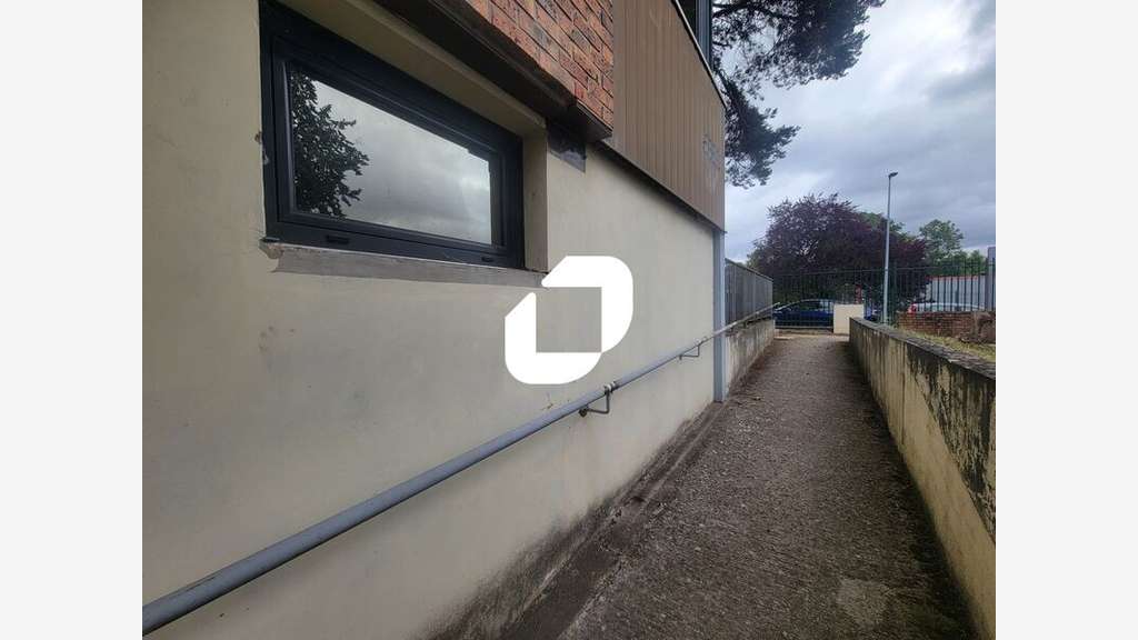 Locaux Mixtes de 314 m² non divisibles à Louer à V