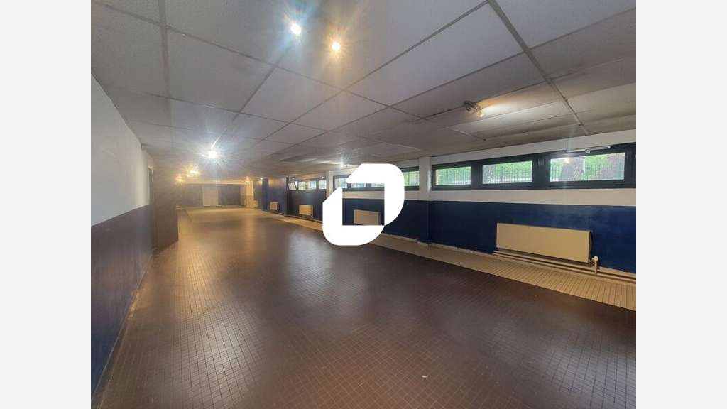 Locaux Mixtes de 314 m² non divisibles à Louer à V