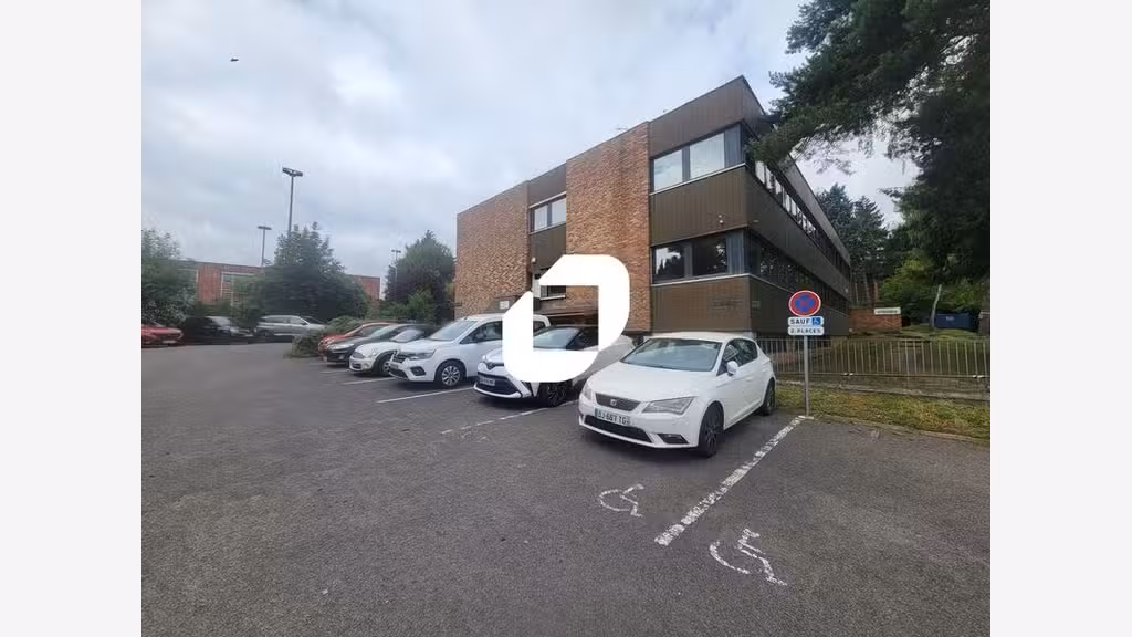 Locaux d'Activités de 314 m² non divisibles à Loue