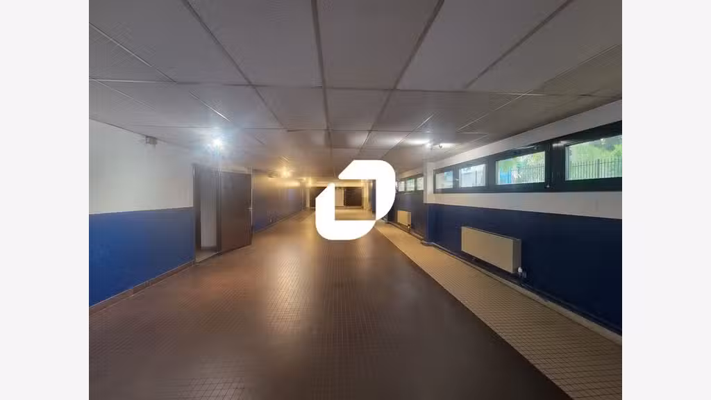 Activités et Bureaux de 314 m² non divisibles à Lo