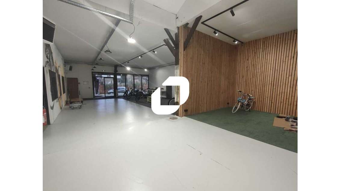 A louer Local d'activité 672m² Versailles