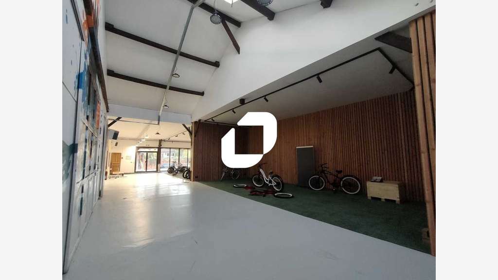 A louer Local d'activité 672m² Versailles