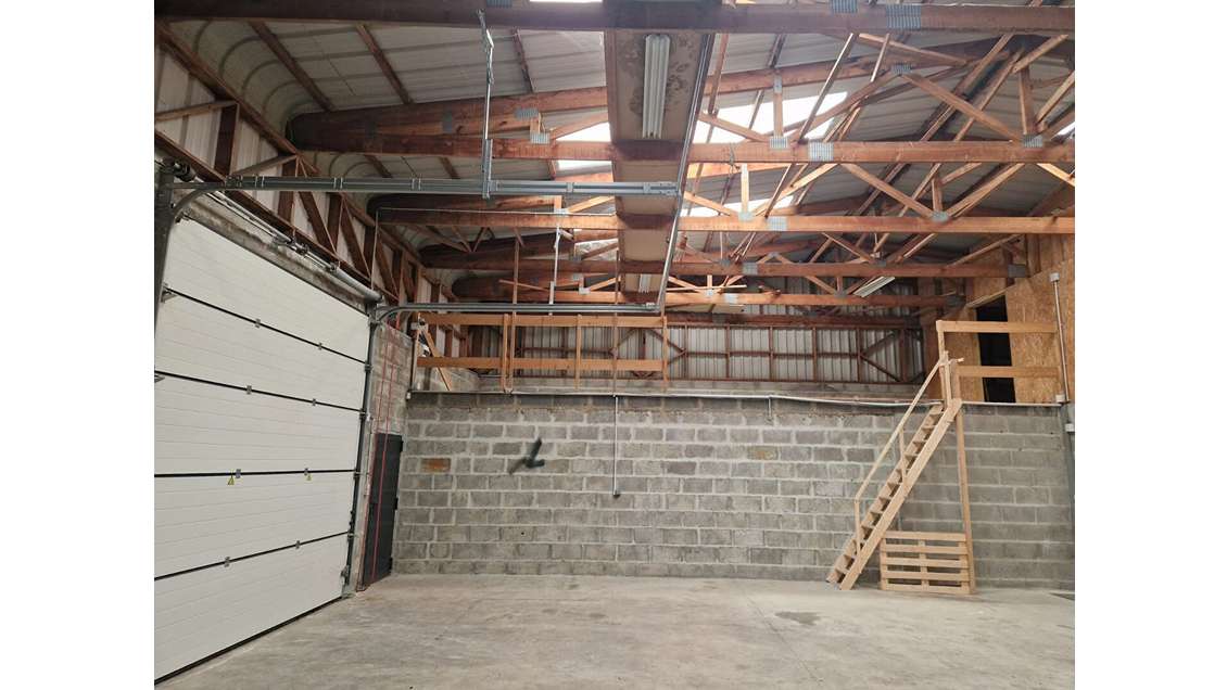 A louer dépôt 160m² belle visibilité Sud de Caen