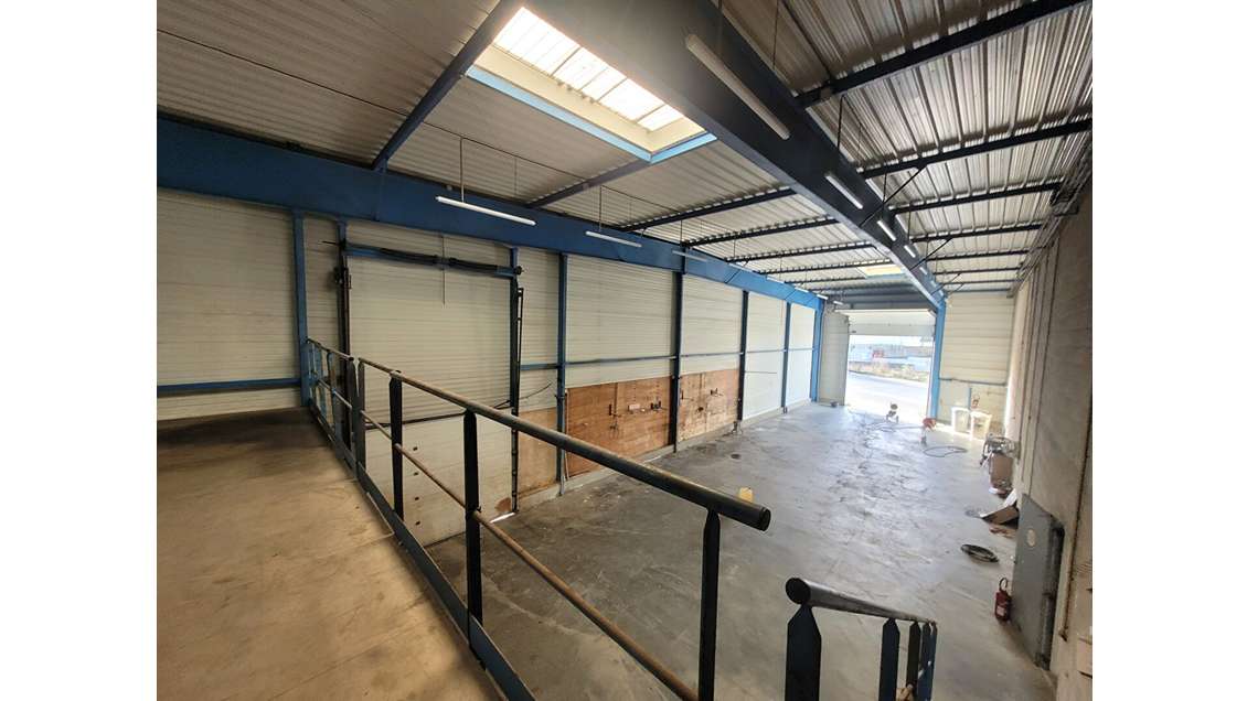 Loue local d'activité 350m² à Vertou axe principal