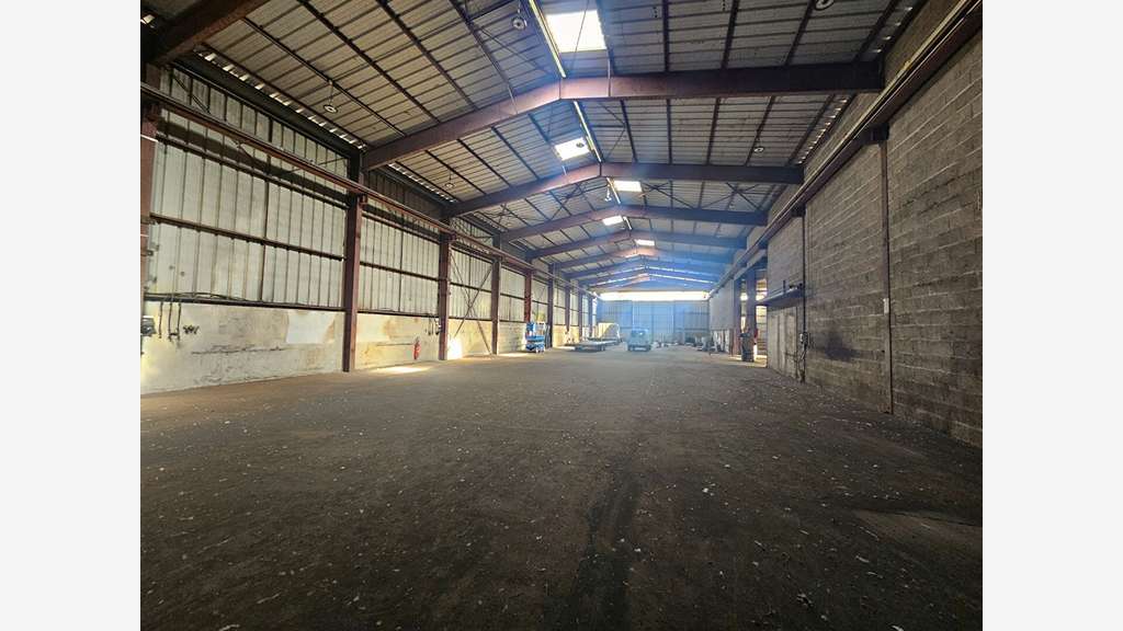 A louer local 1680m² sur axe principal de Vertou