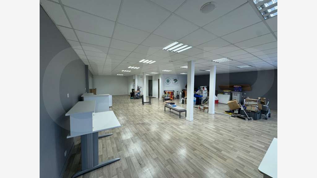A LOUER - CELLULE D'ACTIVITES - VEZIN-LE-COQUET -