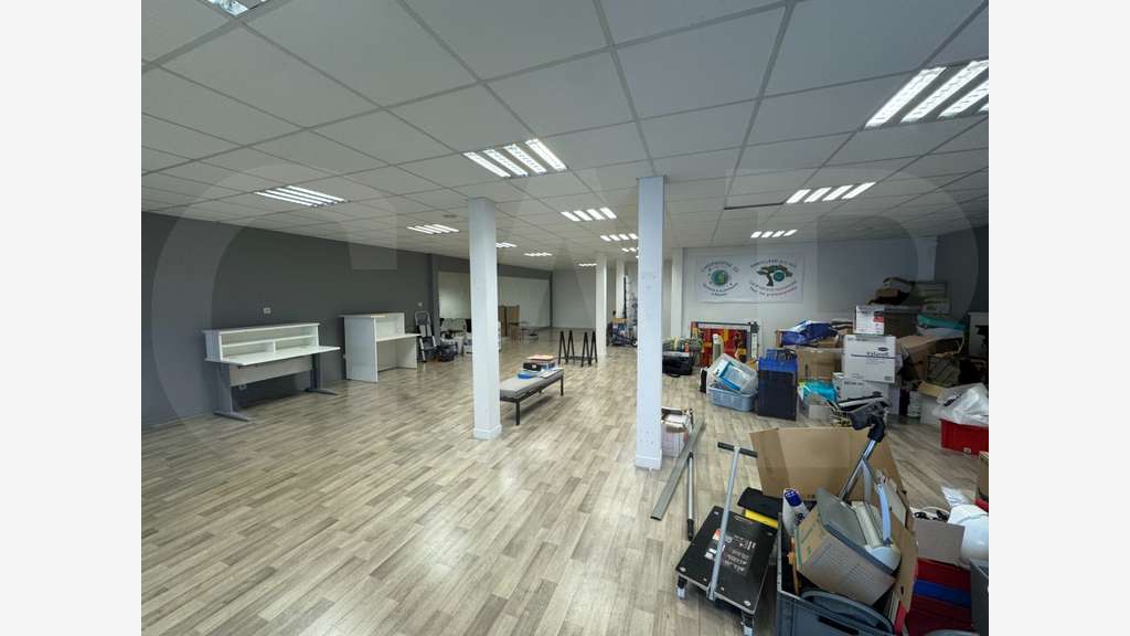 A LOUER - CELLULE D'ACTIVITES - VEZIN-LE-COQUET -