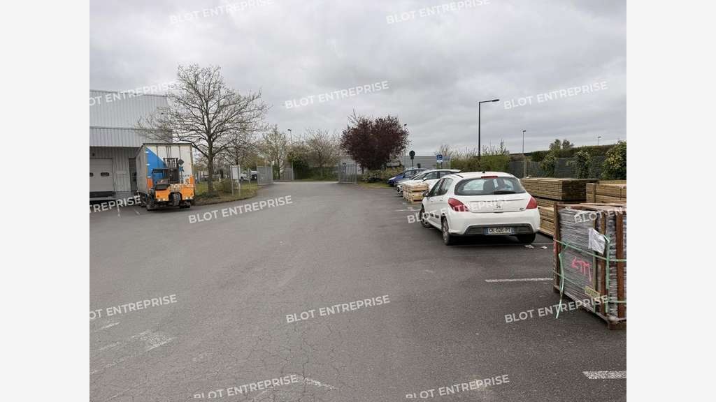 A LOUER EN CO-EXCLUSIVITE - LOCAL D'ACTIVITES -