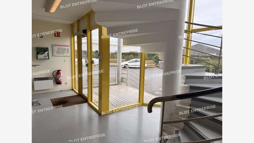 A LOUER EN CO-EXCLUSIVITE - LOCAL D'ACTIVITES -