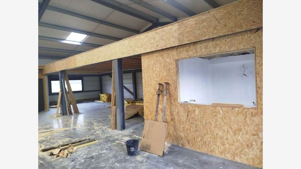 À louer local d'activités 336m² à Vierzon A71/A20