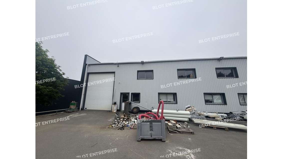 À LOUER - LOCAUX D'ACTIVITÉS - 524 M² - VIGNEUX DE