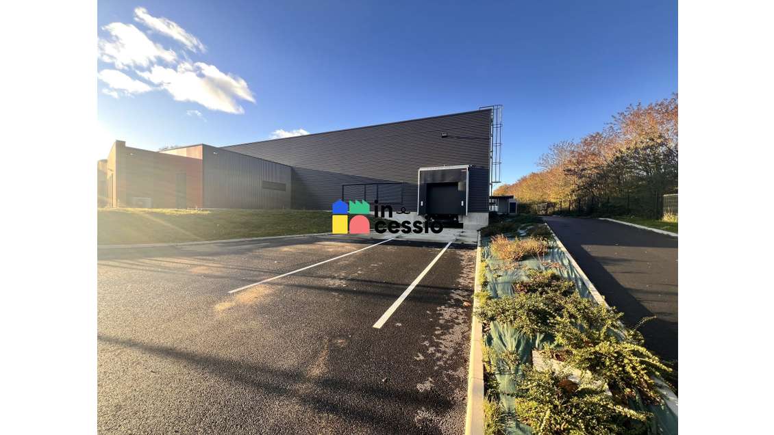 A louer bâtiment industriel de 798m² za Villaines