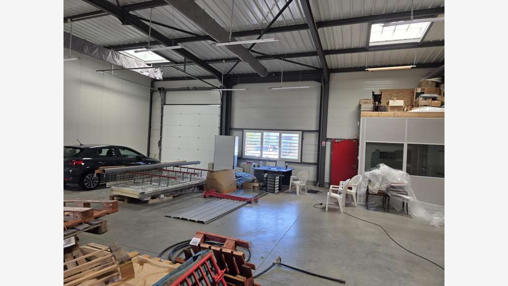 LOCAL INDUSTRIEL ATELIER ET BUREAUX A LOUER