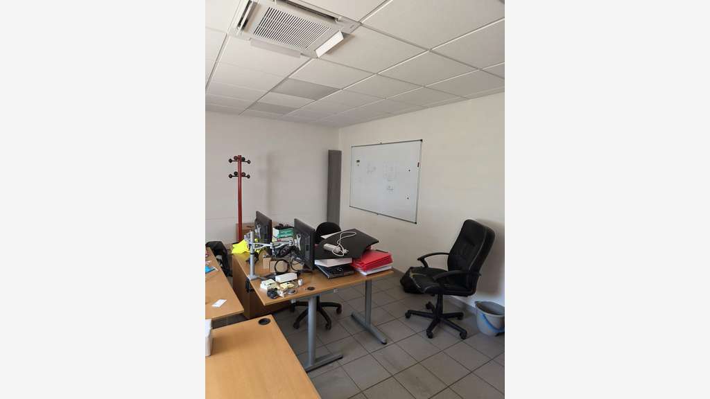 LOCAL INDUSTRIEL ATELIER ET BUREAUX A LOUER