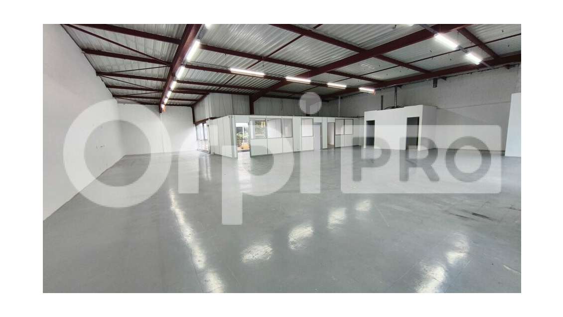 A louer local d'activité 650m² ZA Courtaboeuf