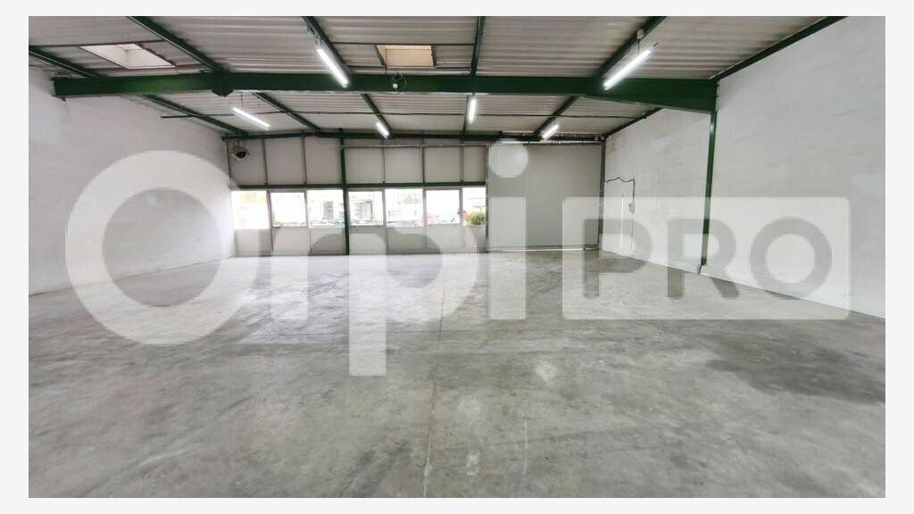 A louer local d'activité 650m² ZA Courtaboeuf