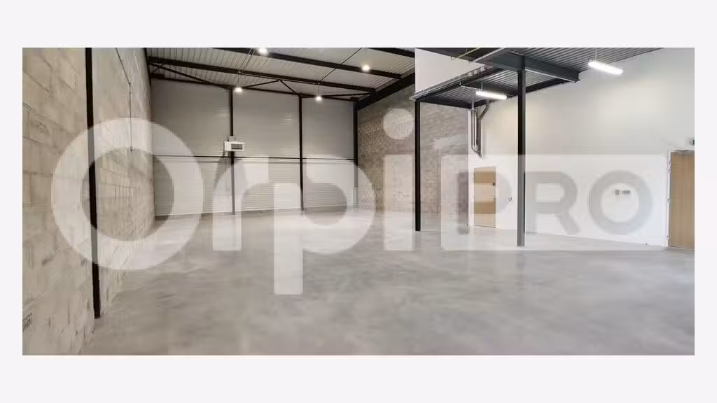 A louer local avec bureaux 365m² Parc Courtaboeuf