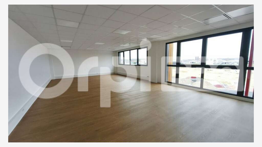 A louer local avec bureaux 365m² Parc Courtaboeuf