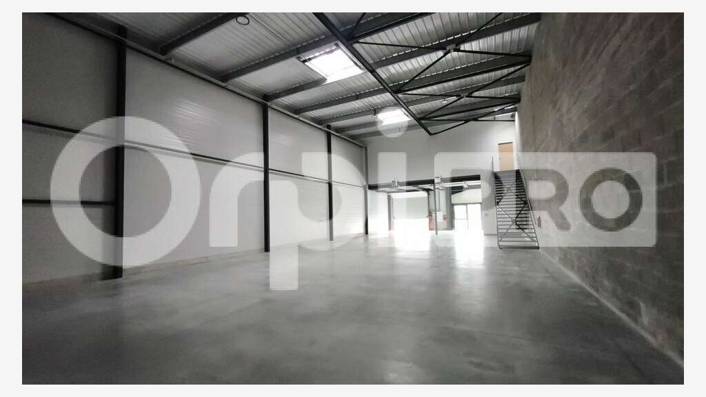 A louer local avec bureaux 365m² Parc Courtaboeuf