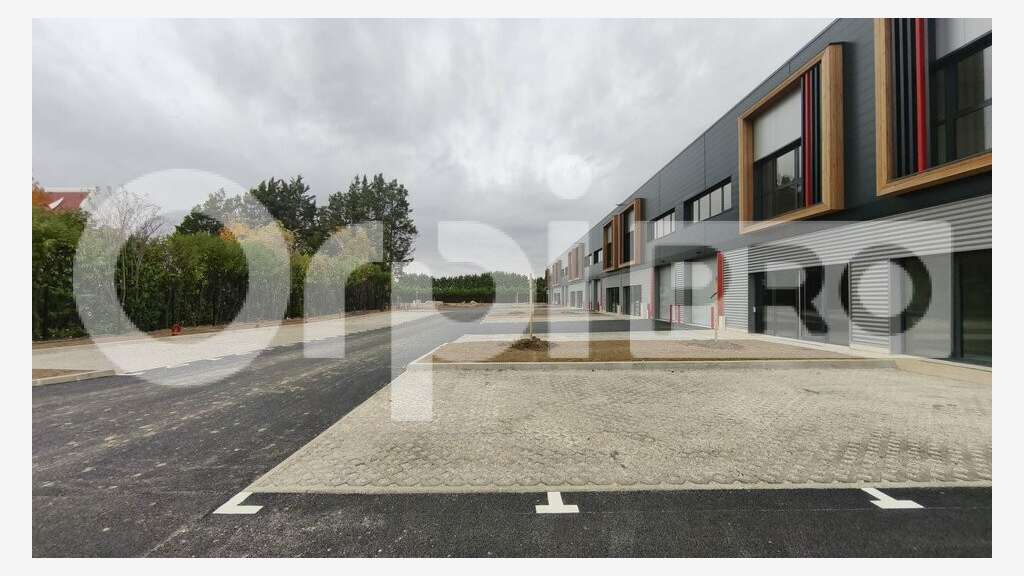 A louer local avec bureaux 365m² Parc Courtaboeuf