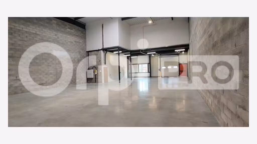 A louer local avec bureaux 365m² Parc Courtaboeuf