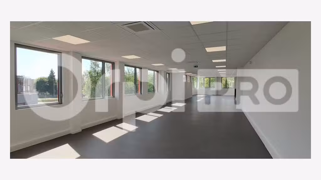 A louer local avec bureaux 365m² Parc Courtaboeuf