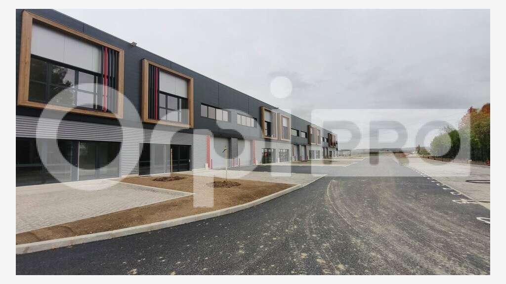 A louer local avec bureaux 365m² Parc Courtaboeuf