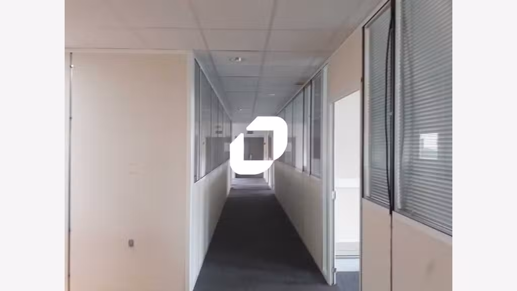 Surfaces de bureaux dans un parc sécurisé avec ser