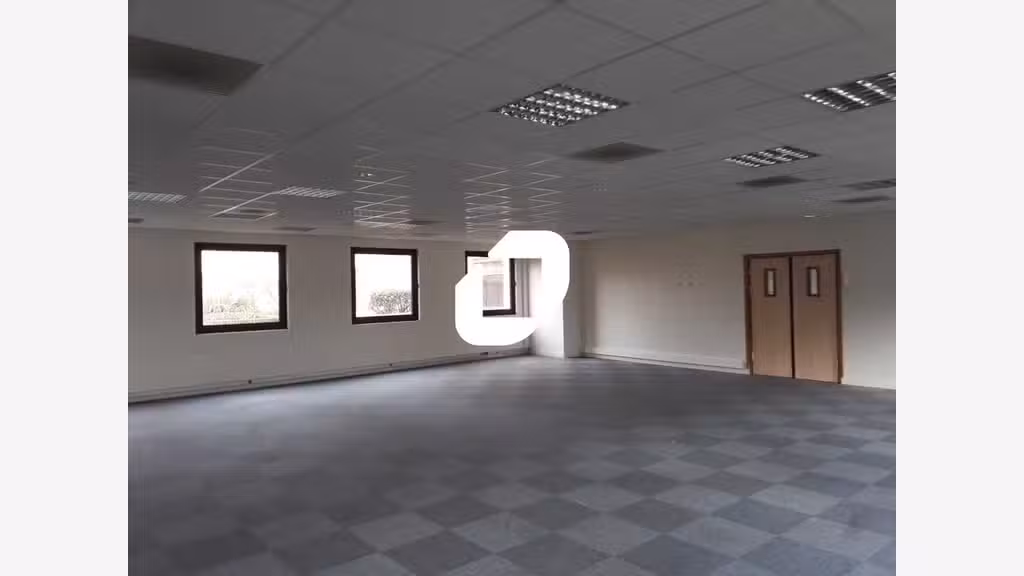Surfaces de bureaux dans un parc sécurisé avec ser