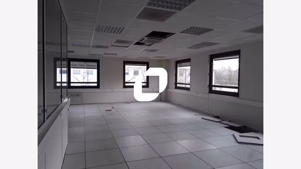 Surfaces de bureaux dans un parc sécurisé avec ser