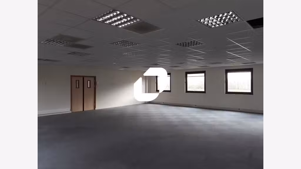Surfaces de bureaux dans un parc sécurisé avec ser